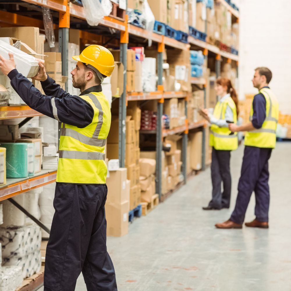 E-commerce fulfilment centre with automated conveyor system and tote handling